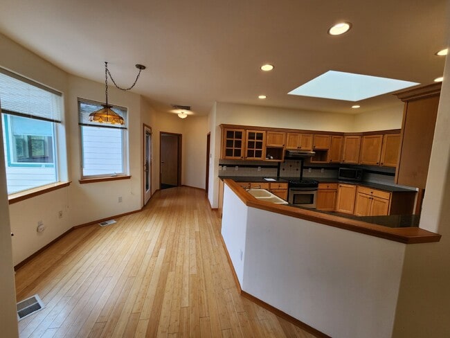 Building Photo - 3 bed 2.5 bath home on Bell Hill with grea...