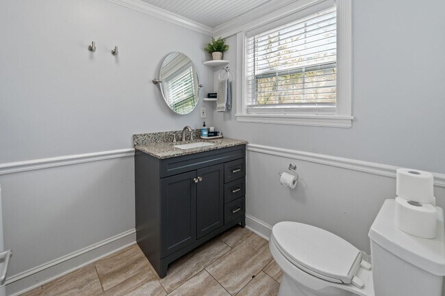 Building Photo - All-Inclusive Utilities & Fully Furnished First-Floor Condo Near Daffin Park