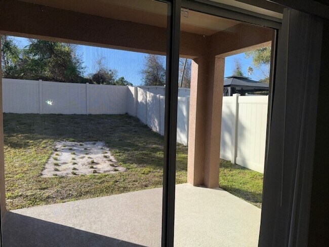 Building Photo - Grab this 4 bedroom home today!