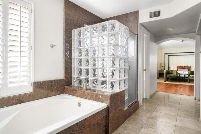 Building Photo - 5604 E Beverly Ln