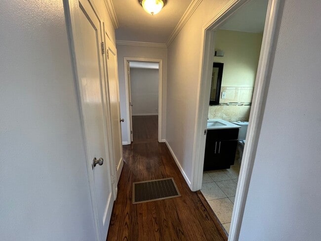 Building Photo - Three Bedroom House Available in Albany!!!