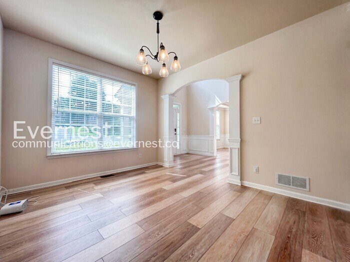 Building Photo - 5995 Chinook Ct