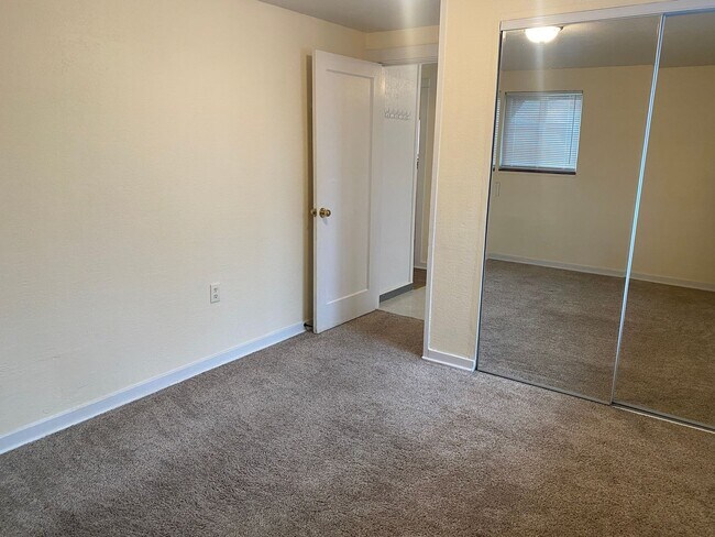 Building Photo - 523- 525  Markeson St