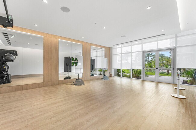 Building Photo - 220 Lake Shore Dr