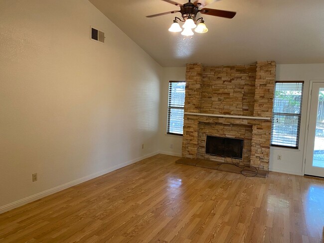 Building Photo - Great Location in College Greens Area! 3BR...