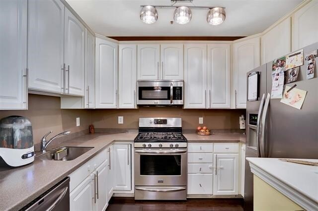 Building Photo - 400 Kingston Ct