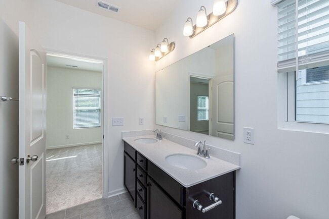 Building Photo - Beautiful 4 Bedroom Home Piedmont School D...