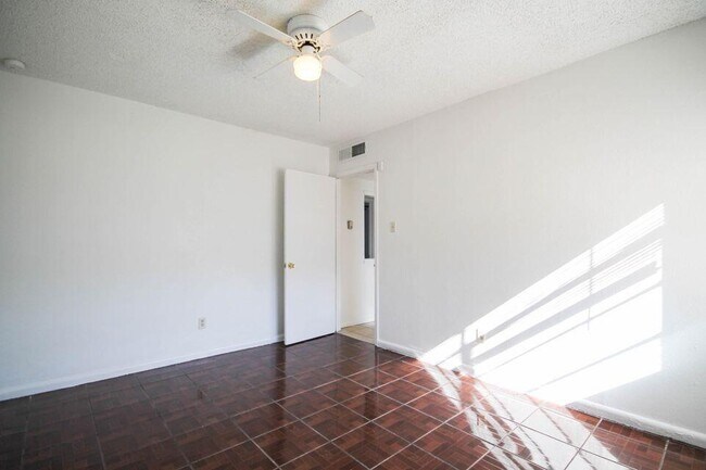 Building Photo - 209 San Saba Rd