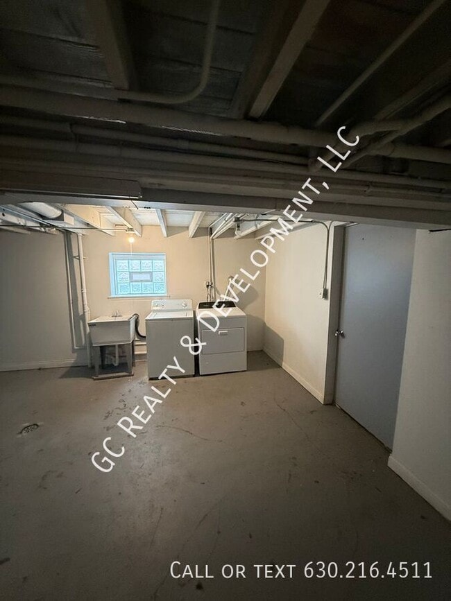 Building Photo - 9232 S Anthony Ave