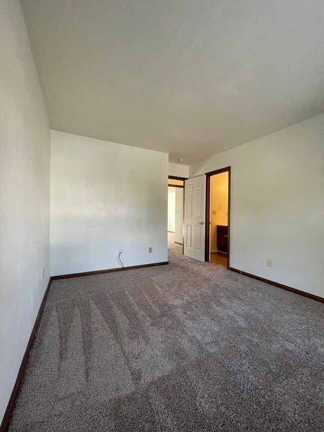 Building Photo - Charming 3-Bedroom, 1.5-Bathroom Townhome ...