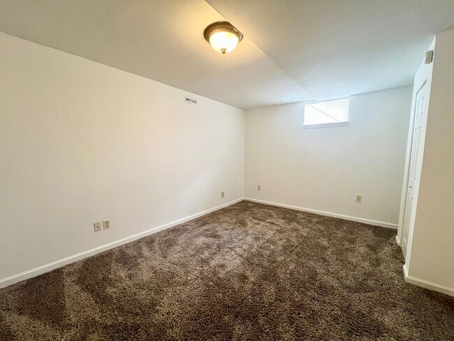 Building Photo - 6 Bed 4 Bath in West End