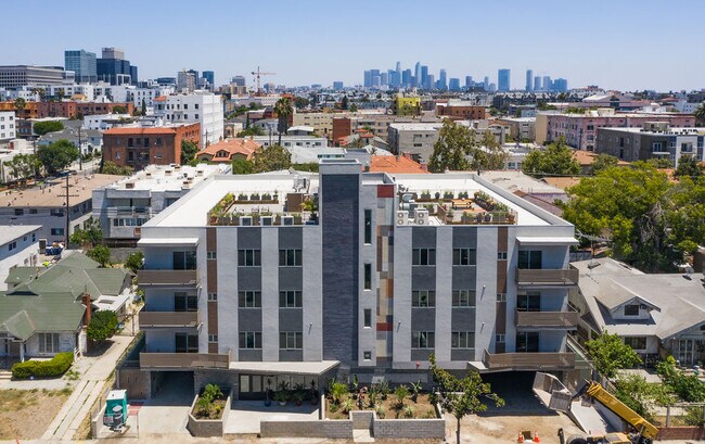Building - 820 S Wilton Pl