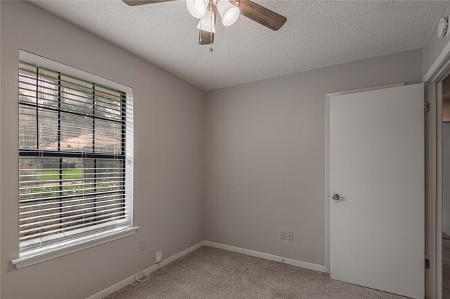 Building Photo - 3011 Sand Dr