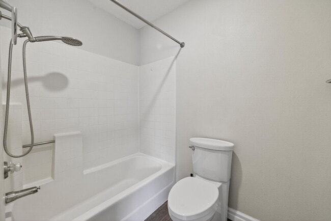 Building Photo - Spacious 3-Bedroom Townhome in Orangethorp...