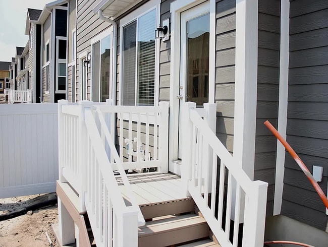 Building Photo - ? Beautiful 4 Bed / 2.5 Bath Townhome in The Exchange – Lehi