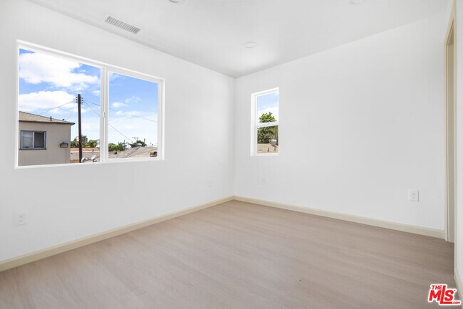 Building Photo - 1120 W 110th St