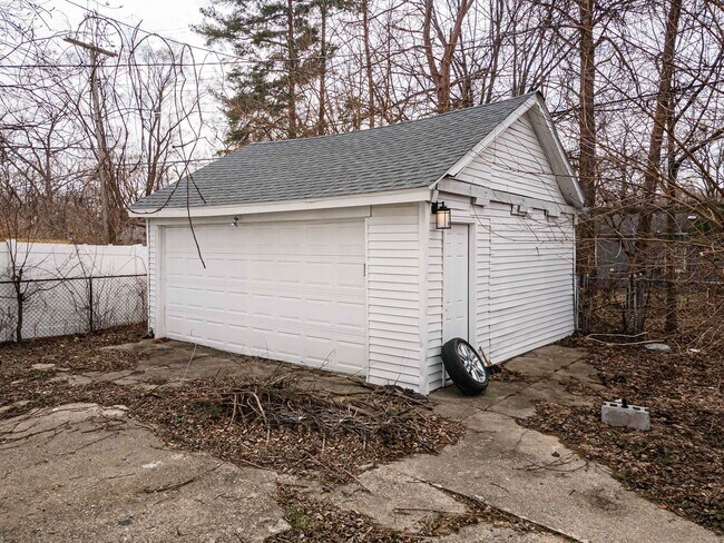 Building Photo - 3 Bedroom - 1 Bath - $1,350