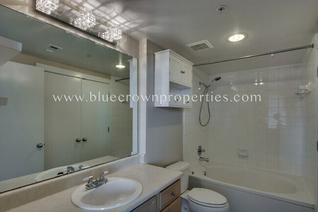 Building Photo - 2502 Live Oak St