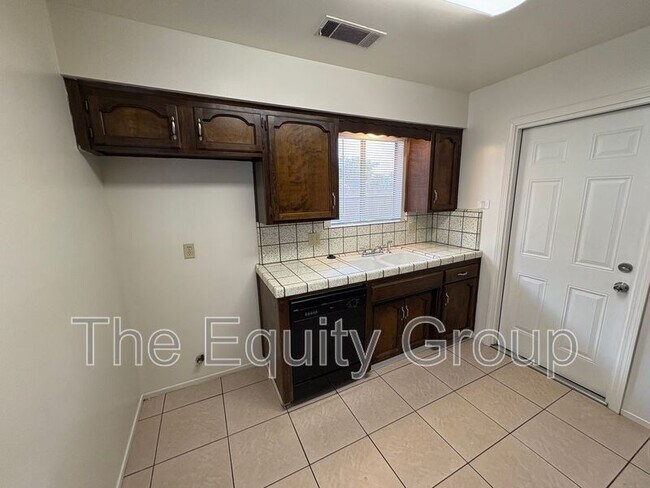 Building Photo - 2516 S Memory St