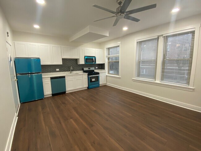 Building Photo - 1425 W Albion Ave