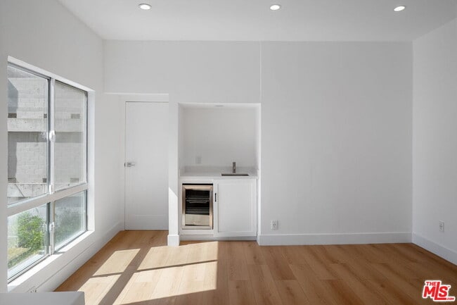 Building Photo - 4807 Woodley Ave