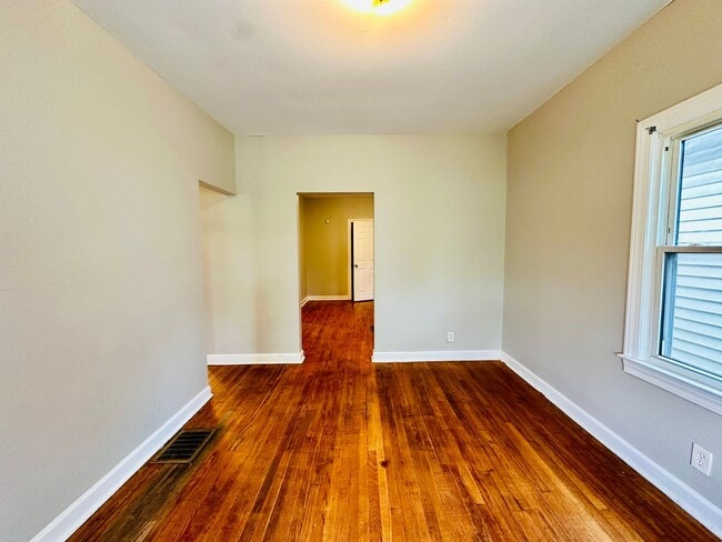 Building Photo - Updated 2BR house in Portland with unfinis...