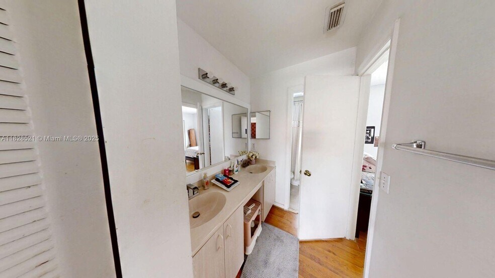 Building Photo - 8422 SW 44th Pl