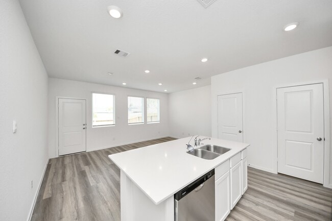 Building Photo - 6770 Bertner Ave