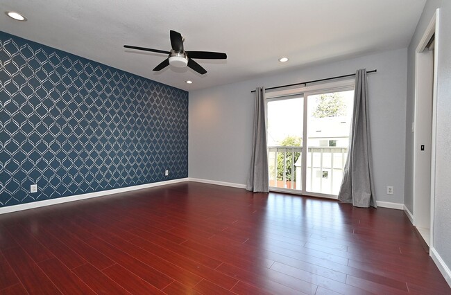 Building Photo - $3,695 - GORGEOUS PARKMONT TOWN HOME IN CE...