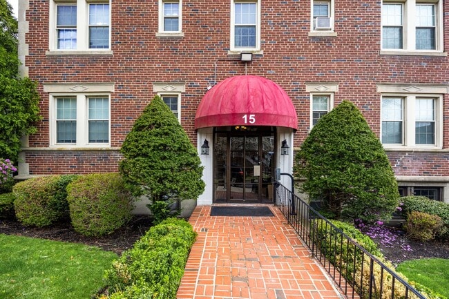 Building Photo - Medford Square 1-bed with heat and hot water included