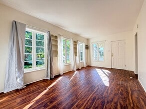 Building Photo - 251ivy