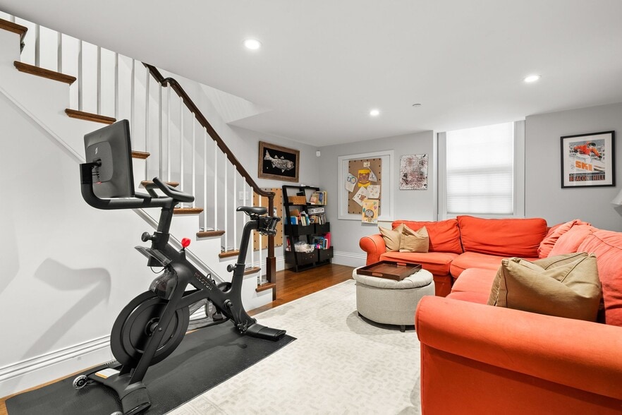 Building Photo - 7 Acorn St