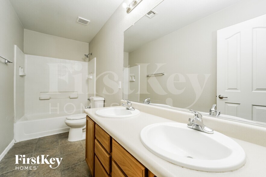 Building Photo - 1498 W Beantree Ln