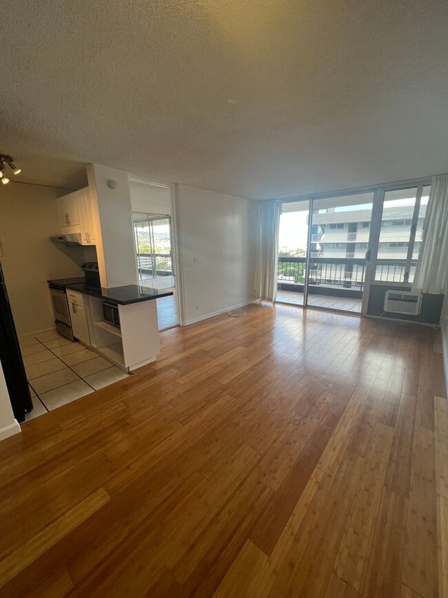 Building Photo - A/C. Ocean/City view. Covered Lanai. Swimm...