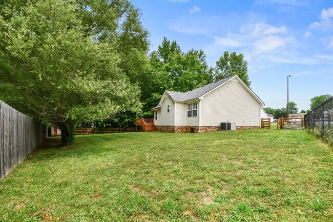 Building Photo - Pet Friendly Three Bedroom!