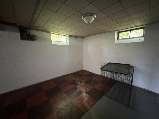 Building Photo - Lovely renovated 3 bedroom house