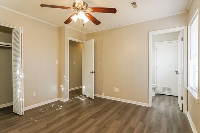 Building Photo - 77 Oakwood St