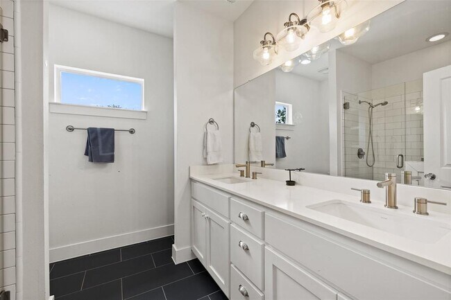 Building Photo - 2713 Halcyon Dr