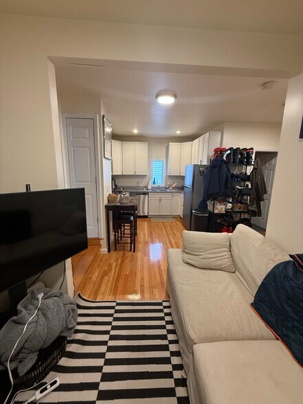 Building Photo - 518 E 3rd St