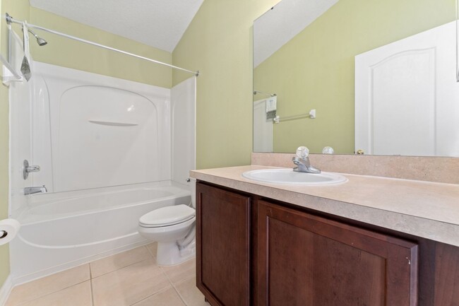 Building Photo - Nice 2/2 Condo w/Garage in Villas of East ...