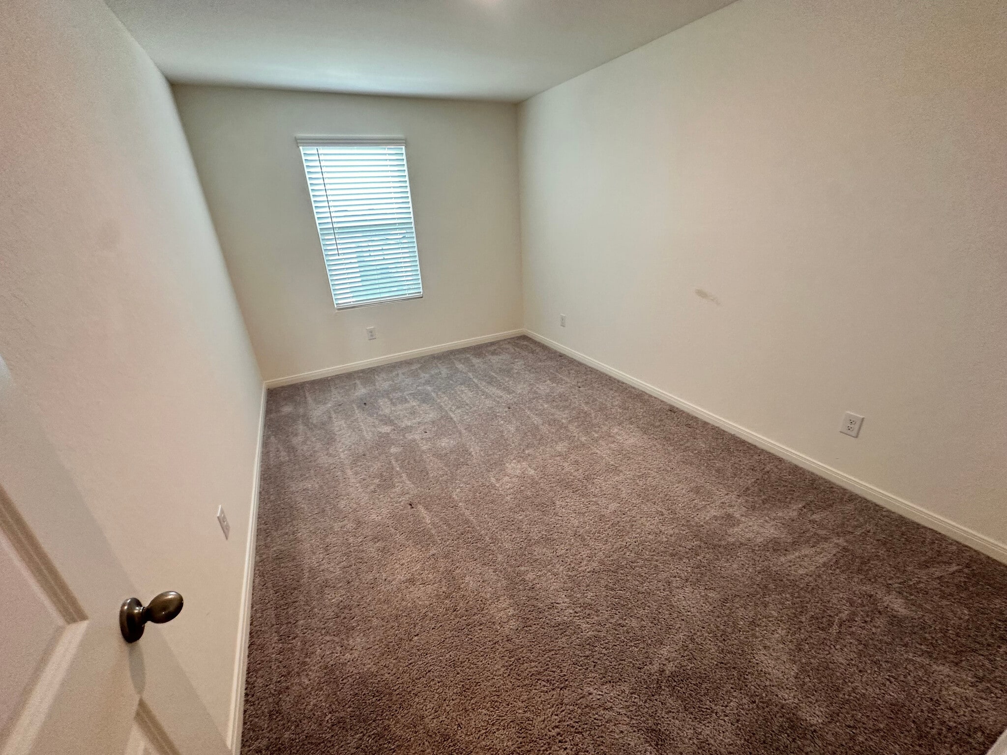 Building Photo - Room in House on Maple Ter