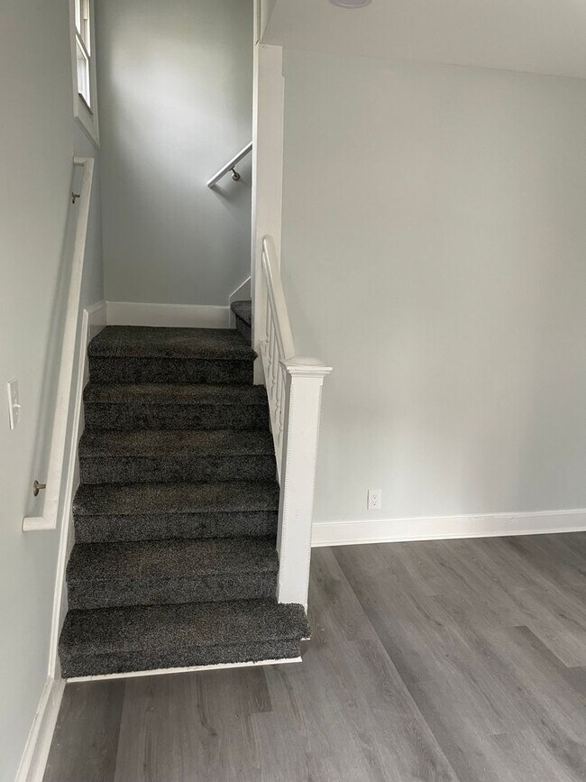 Building Photo - Spacious Home in a Great Neighborhood