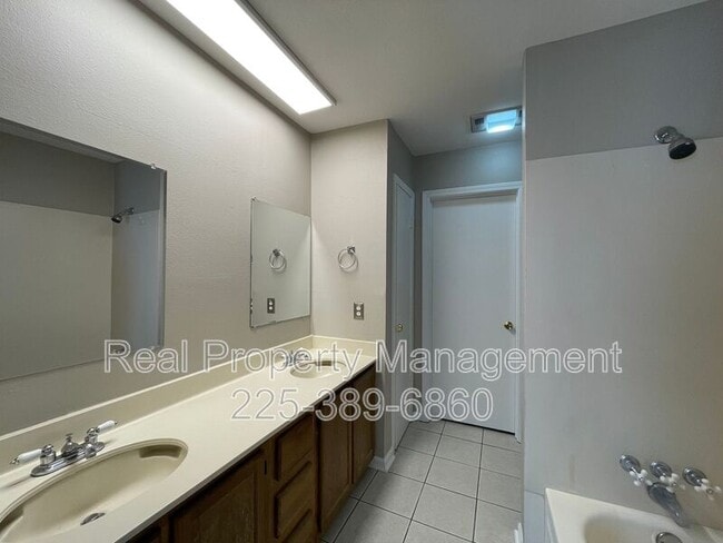 Building Photo - 910 W Macci St