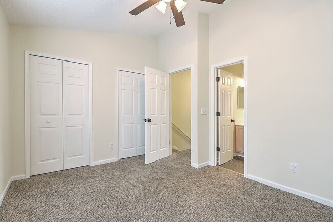 Building Photo - Move in Ready Townhouse in Summer Wood!
