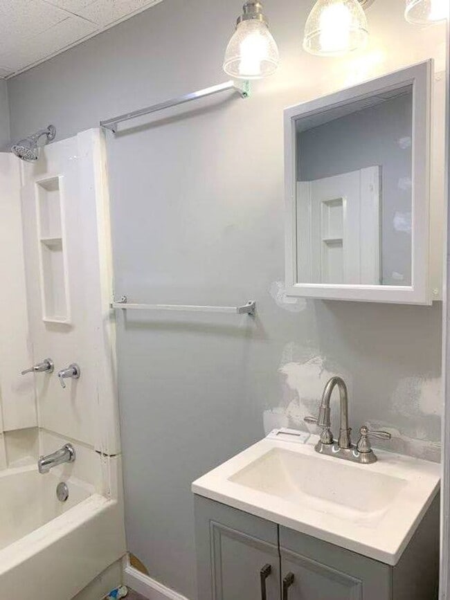 Building Photo - Amazing Fully Renovated 5 Bedroom (or 6)/ Two Bathroom House with Central Air and Back Yard - Clo...