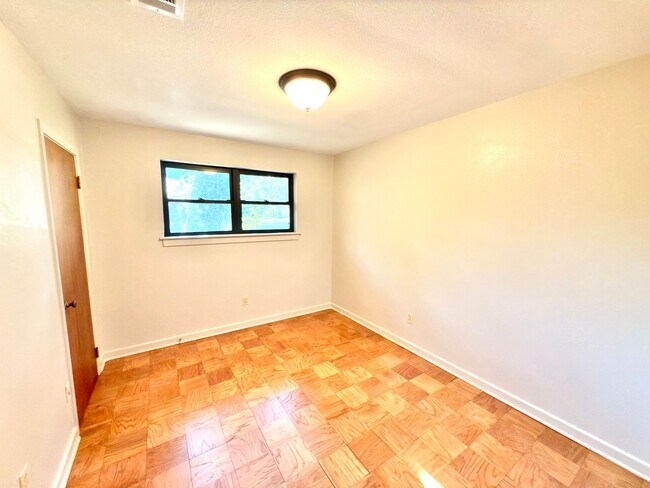 Building Photo - 424 Highland Park Dr