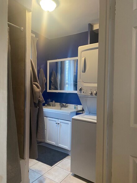 Building Photo - 829 N Salina St