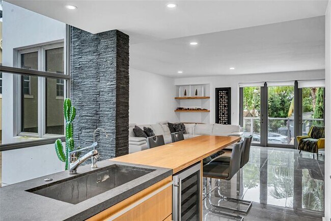 Building Photo - 1511 NE 4th Pl