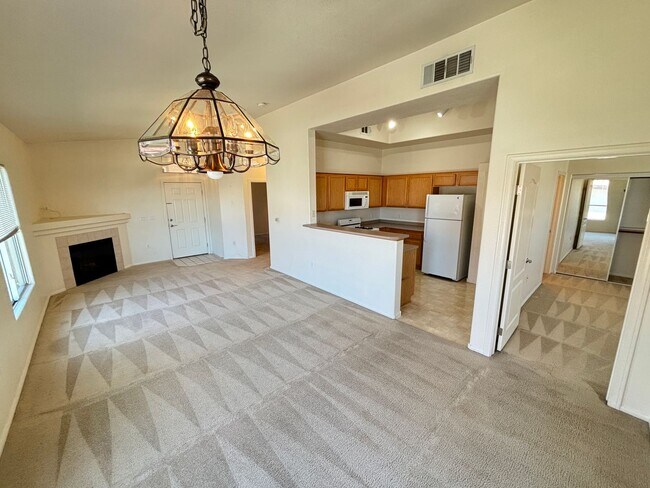 Building Photo - Beautiful 2Bed/2Bath Condo located in Henderson's Mission Ridge gated Community