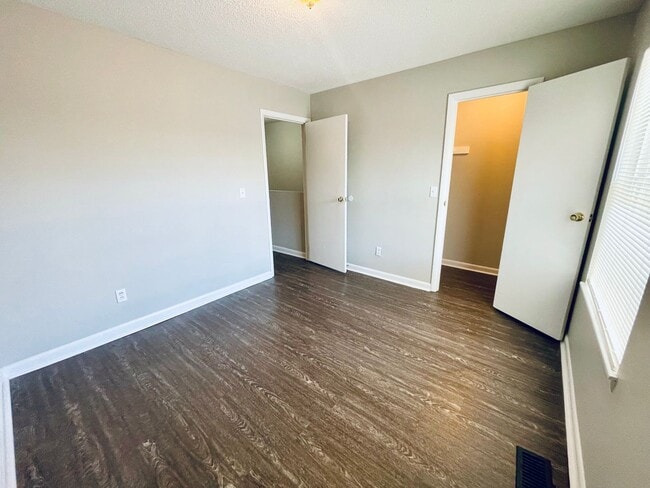 Building Photo - 2bd/1.5ba townhome super close to CCU/CMC/...